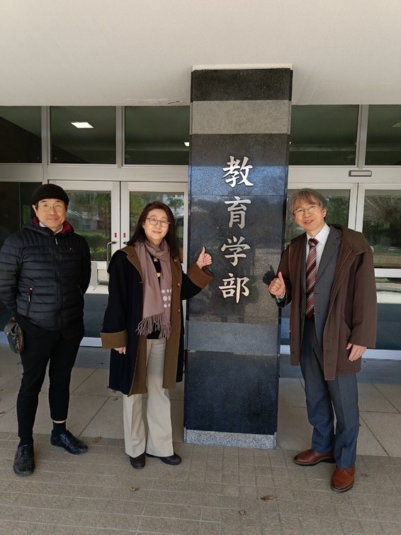 教育学部訪問（左から）松永教授、盧学長、藤田教育学部長