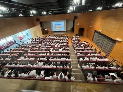 講話を聞く附属中学校生