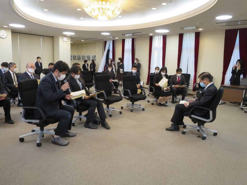 取り組みの内容について学長とディスカッションする西本技術専門職員（グランプリ）