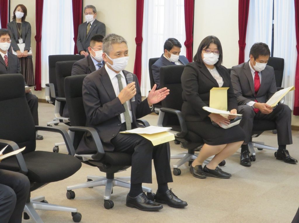 取り組みの説明をする塚本教授（準グランプリ）