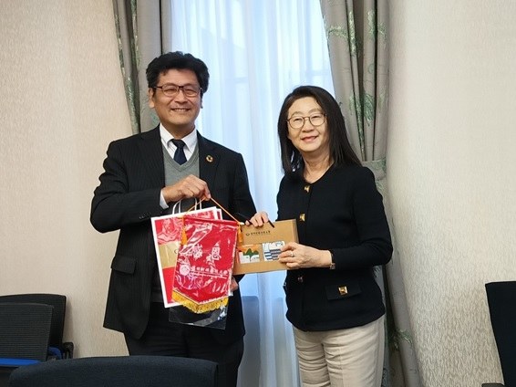 宇佐川理事・副学長(左)、徳明財経科技大学 盧学長(右）
